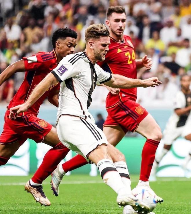 英超战报：罗杰斯梅开二度，维拉3-2西汉姆联，豪取九连胜（英超快讯：罗杰斯梅开二度，维拉3-2力克西汉姆联，收获九连胜）