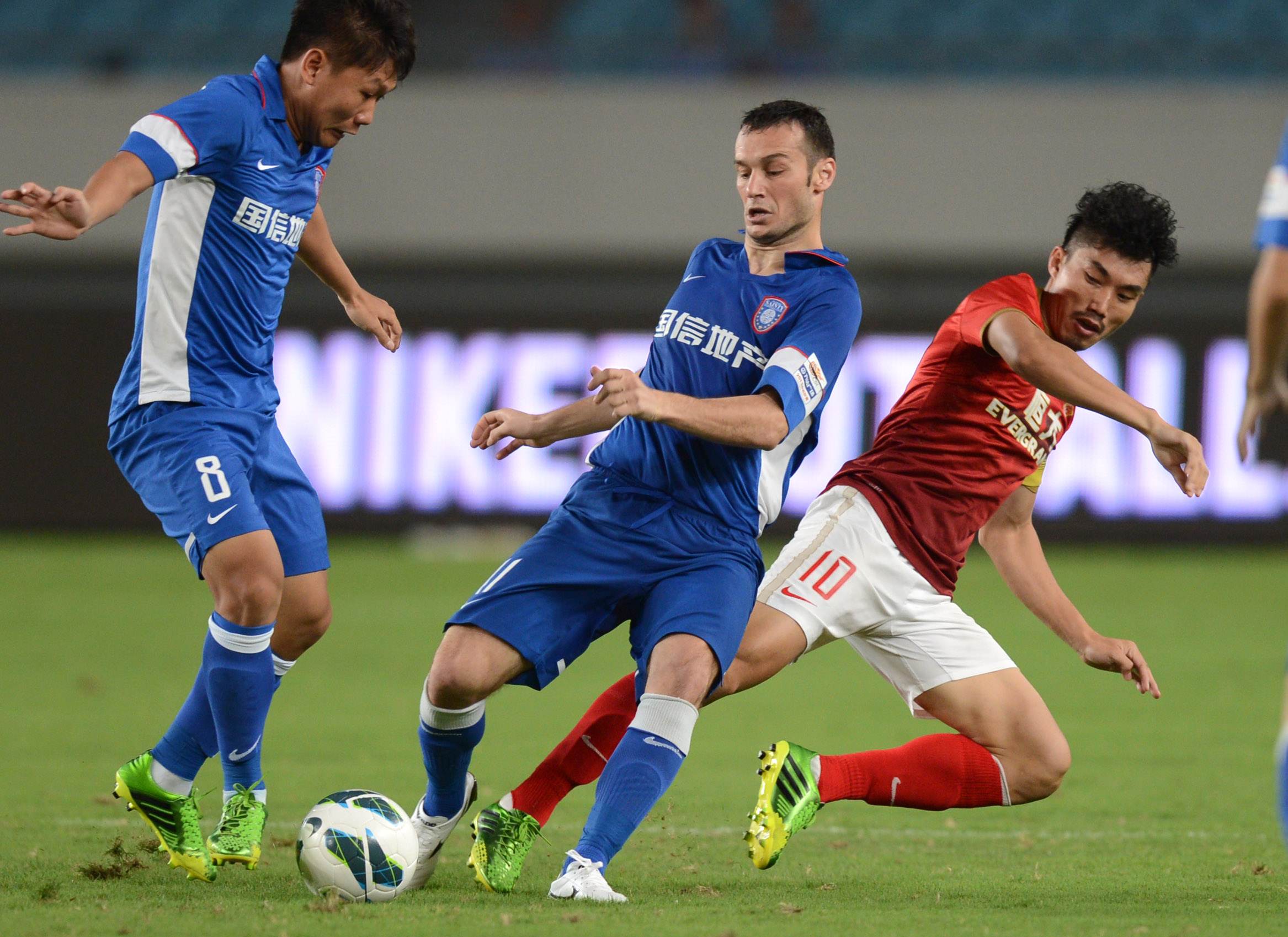 可靠消息来源透露，利物浦球星萨拉赫被弃用，而阿内·斯洛特则表示“毫不知情”。