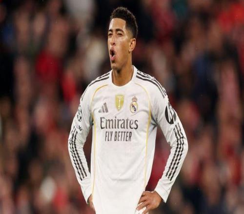 太阳报：麦克托米奈领意甲最佳球员奖，被女友透视着装抢风头（太阳报：麦克托米奈荣膺意甲年度最佳，女友透视造型成焦点）