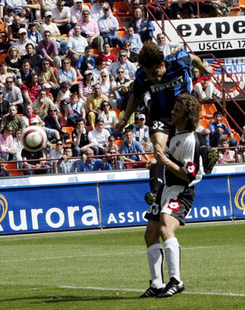 扛起球队！字母哥半场10中8，得到19分8篮板3助攻