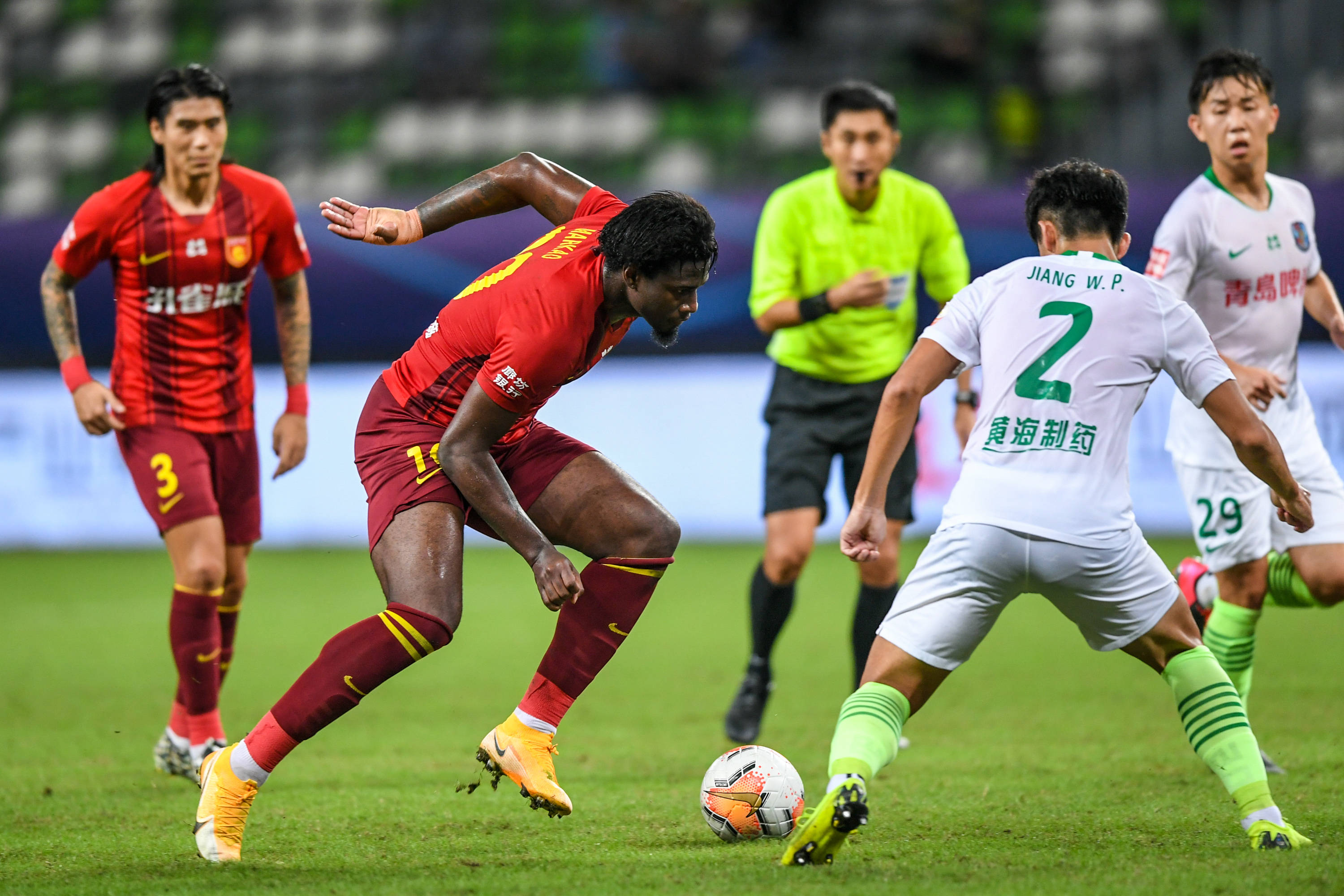 收获满满！大巴黎官方晒海报：6座冠军闪耀全场（满载荣誉！巴黎圣日耳曼发布海报：六座冠军奖杯耀眼全场）